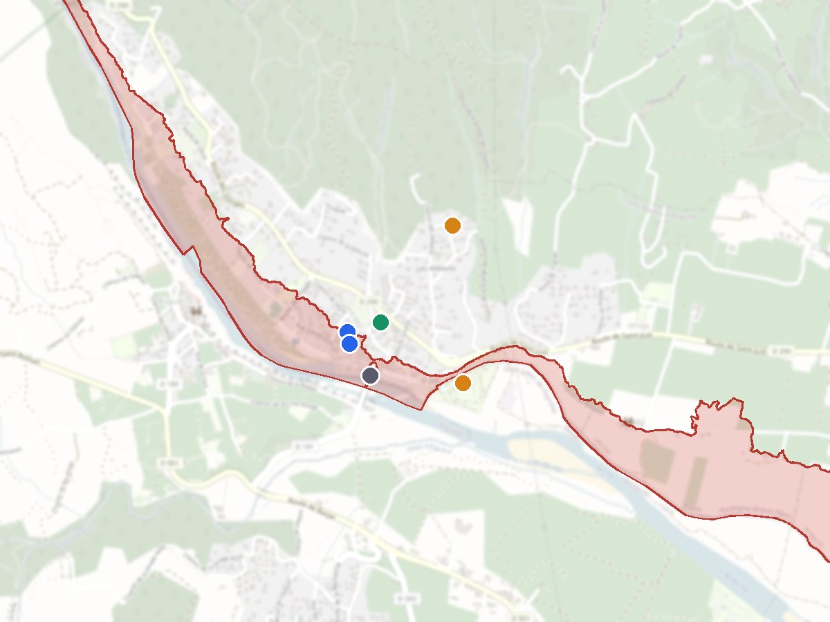 Aperçu cartographique : périmètre réglementaire d'inondation et éléments d'une commune